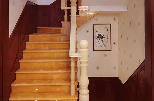 新州镇中式别墅室内汉白玉石楼梯的定制安装装饰效果